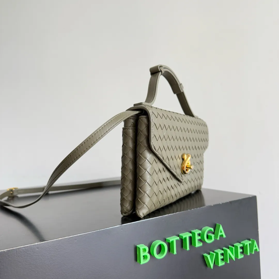 Batch 1660 BOTTEGA VENETA 2025 new product KNOT LOCK crossbody bag subverts the rigid lines of traditional tote bags, using drapey leather to create a three-dimensional silhouette that breathes. It has compartments and multiple card slots inside, making it a versatile commuter bag that can be used in various occasions. The details are full of exquisiteness, the casual retro color tone, and the upper body are full of elegance. Whether you are commuting or going out on the street, you can easily hold it. The two carrying methods of hand-carrying and long shoulder strap are very practical! At the same time, the shoulder strap is detachable, suitable for various dressing styles~ Whether it is a dinner party or daily commuting, it can be easily controlled and becomes your versatile tool❤️ Style number: 817191 Size: 25*16*5.5cm